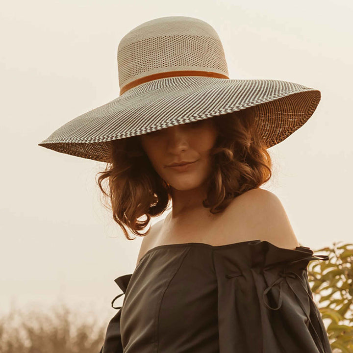 Sun Hat Magnolia in Natural Black