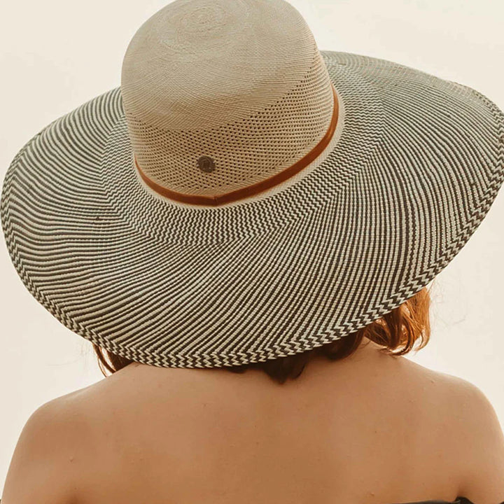 Sun Hat Magnolia in Natural Black