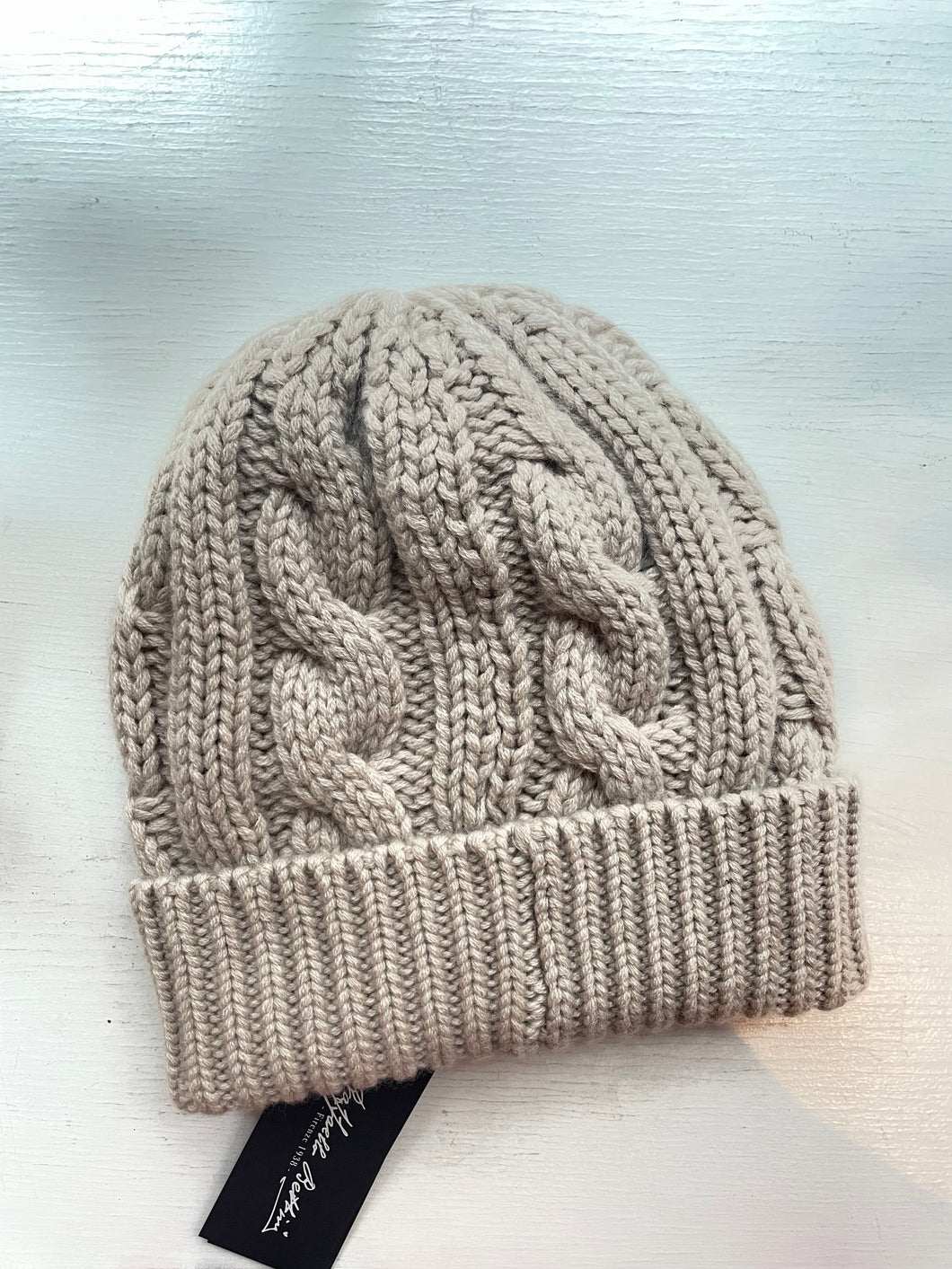Cashmere chained beanie in Dune